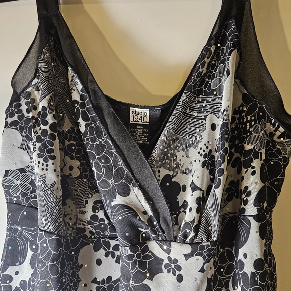 Women tank with sequins v neck - Picture 3 of 6